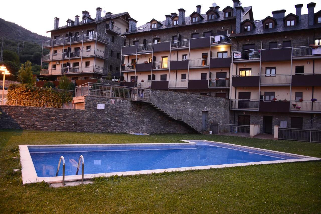 Apartaments Sort Pirineus Bagian luar foto
