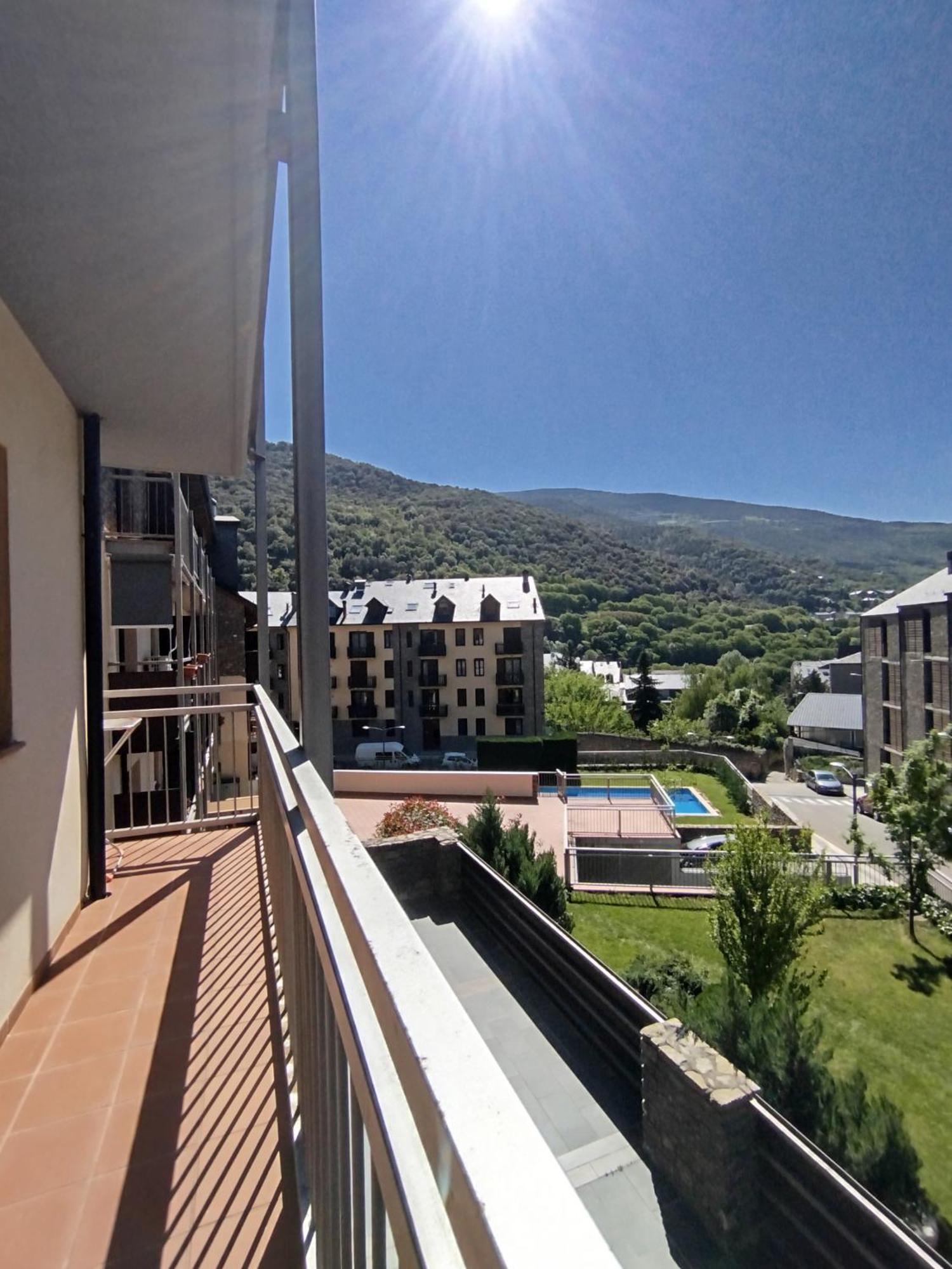 Apartaments Sort Pirineus Bagian luar foto