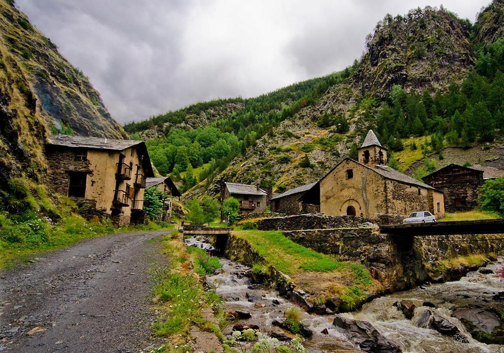 Apartaments Sort Pirineus Bagian luar foto